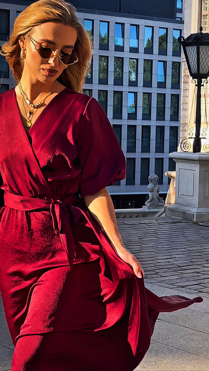 Satynowa marszczona sukienka śliwkowa na wesele midi z bufiastymi rękawami rozkloszowana id:2183