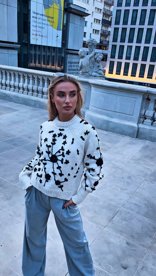 Sweter kremowy z czarnym haftem kwiatowym id:2217