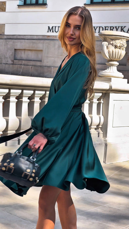 Butelkowo zielona elegancka sukienka satynowa przed kolano rozkloszowana z bufiastymi rękawami id:2227