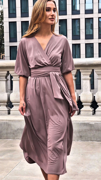 Okolicznościowa sukienka na wesele w kolorze taupe rozkloszowana midi z szerokim pasem i bufkami id:2197