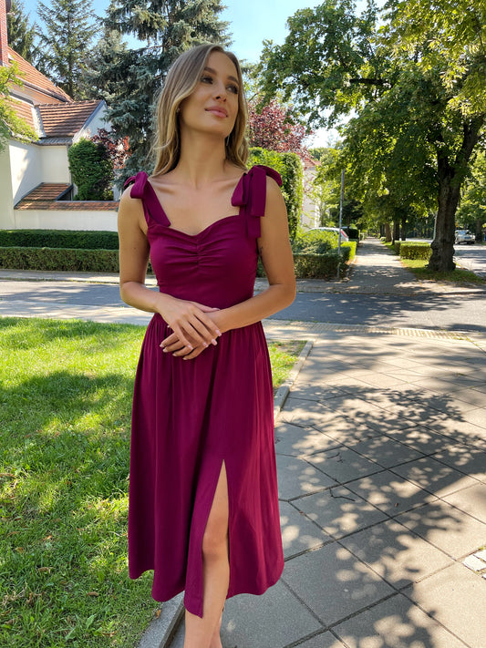 Śliwkowa sukienka na wesela dla świadkowej - midi z wiskozy z kokardami i rozporkiem id:367