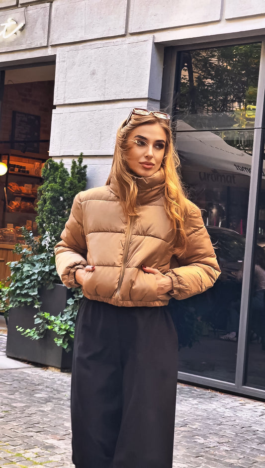 Pikowana krótka kurtka damska z chowanym kapturem w kolorze karmelowym id:2246