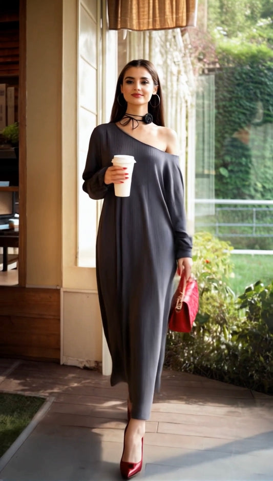 Elegancka sukienka grafitowa plus size maxi prążkowana z odkrytym ramieniem id:2007