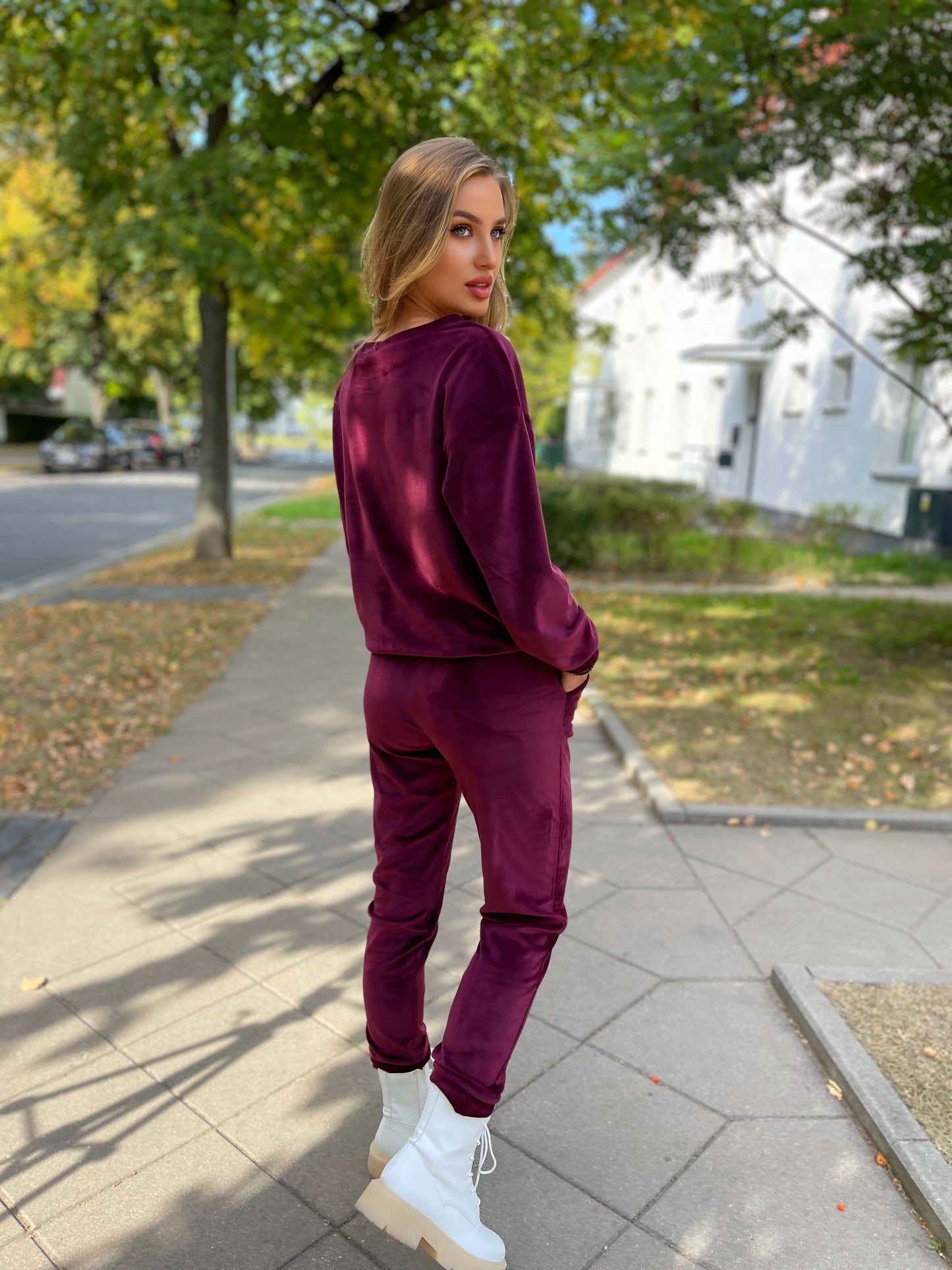 Śliwkowy welurowy komplet dresowy z bluzą kangurką id:737