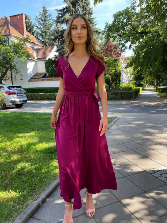 Śliwkowa sukienka na wesele -  rozkloszowana maxi z wiskozy z falbankami na ramionach id:366