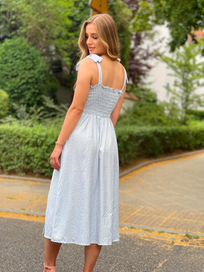 Błękitna sukienka na wesele midi na ramiączkach w małe rumianki z rozcięciem id:2028