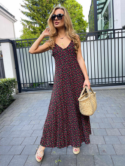 Letnia sukienka maxi z wiskozy – czarna w wisienki trapezowa na ramiączkach na plażę id:2092