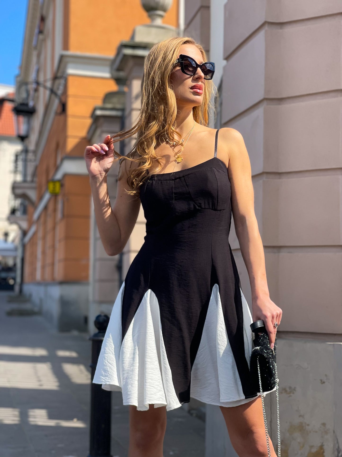 Czarna sukienka mini  na ramiączkach rozkloszowana z białymi wstawkami id:2103