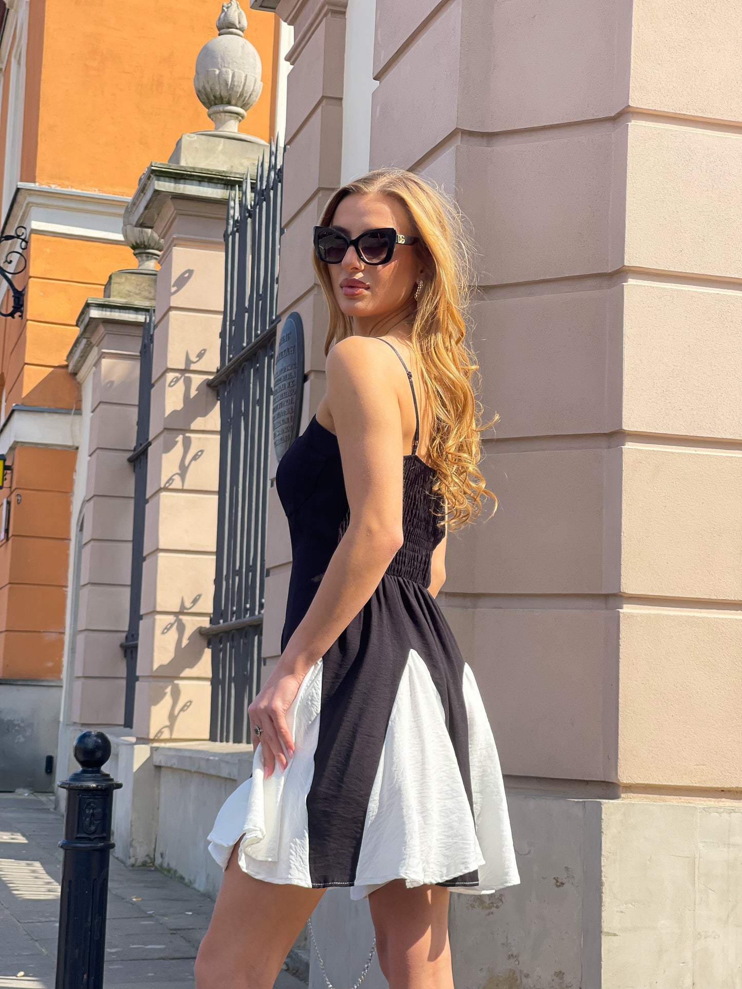 Czarna sukienka mini  na ramiączkach rozkloszowana z białymi wstawkami id:2103
