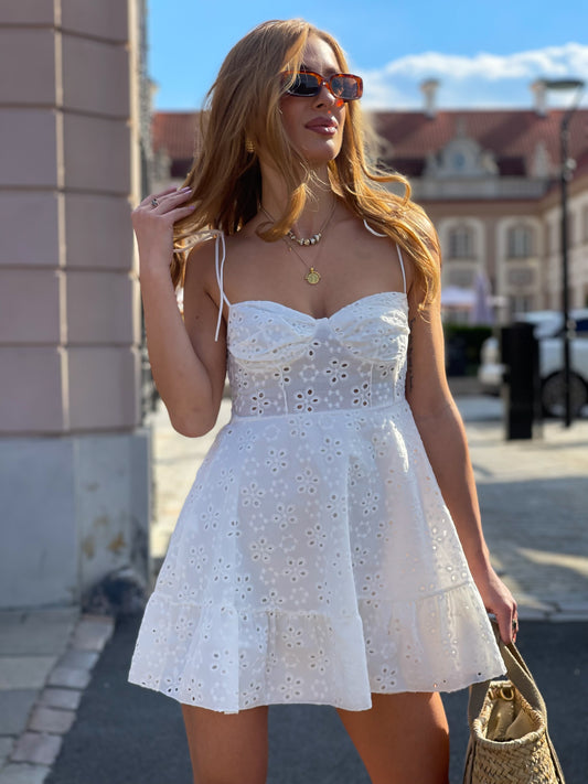 Biała bawełniana ażurowa sukienka na lato na ramiączkach id:2104