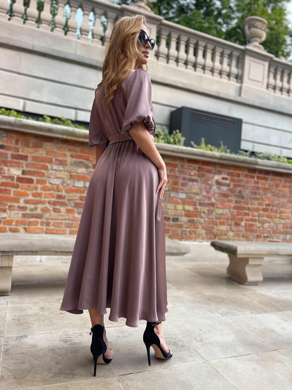 Satynowa sukienka mokka na wesele midi z bufiastymi rękawami rozkloszowana id:2128