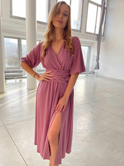 Rozkloszowana sukienka na wesele midi w kolorze brudnego różu z szerokim pasem  id:2035