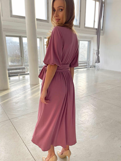 Rozkloszowana sukienka na wesele midi w kolorze brudnego różu z szerokim pasem  id:2035