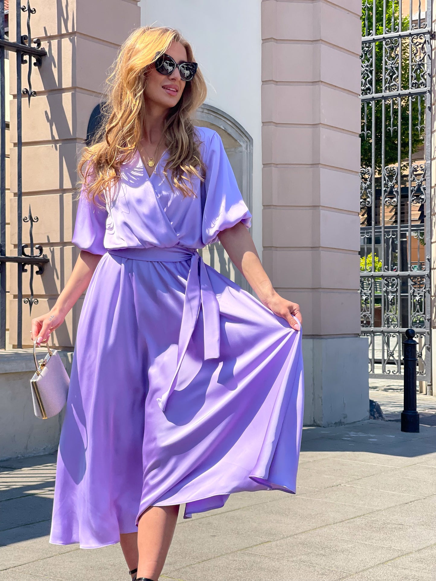 Liliowa sukienka na wesele midi z satyny z bufiastymi rękawami rozkloszowana id:2130