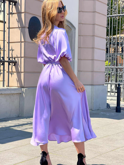 Liliowa sukienka na wesele midi z satyny z bufiastymi rękawami rozkloszowana id:2130