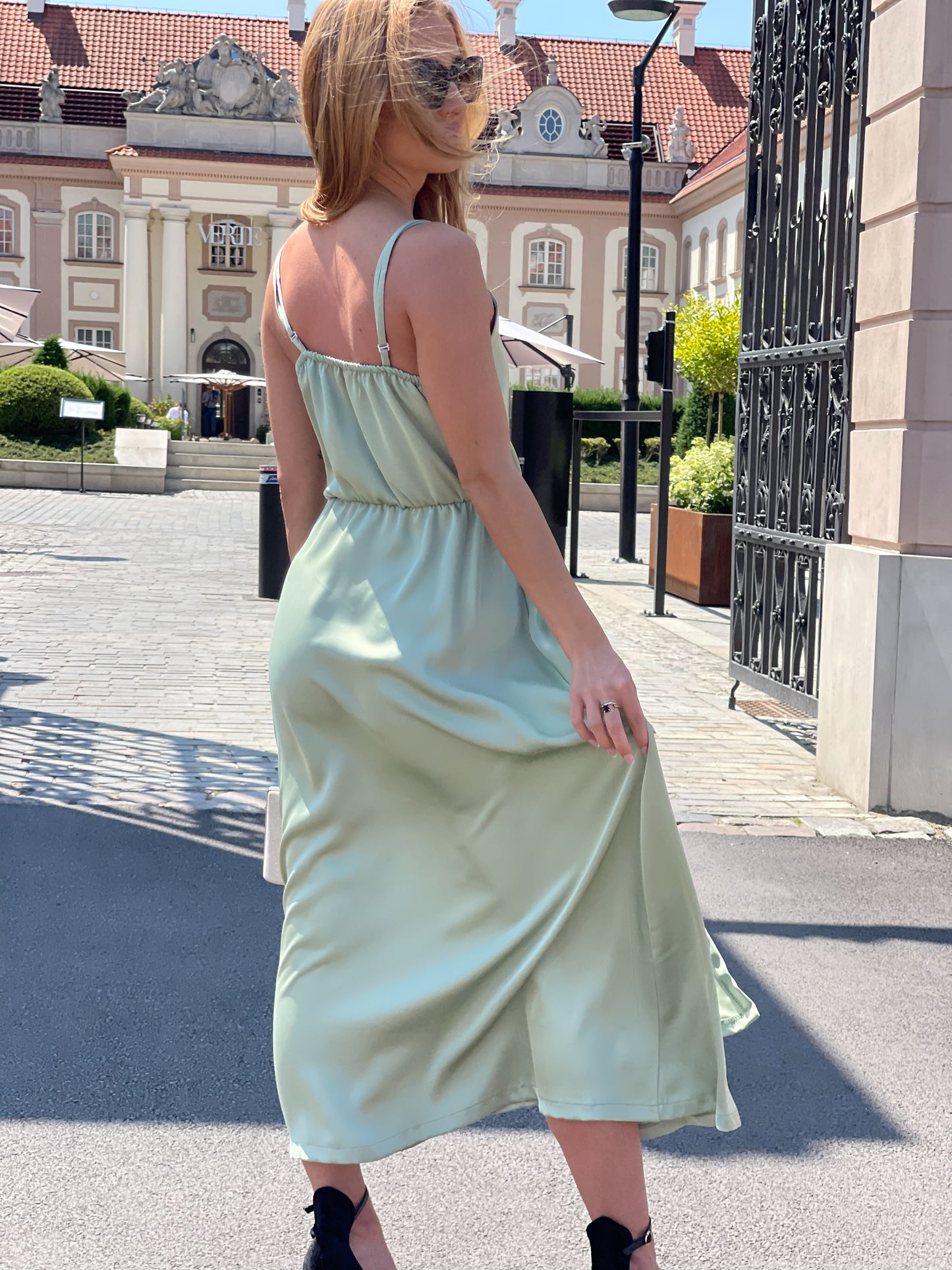 Sukienka satynowa na wesele pistacjowa z rozporkiem na ramiączkach id:2143