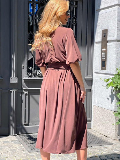 Okolicznościowa czekoladowa sukienka na wesele rozkloszowana midi z szerokim pasem i bufkami id:2140