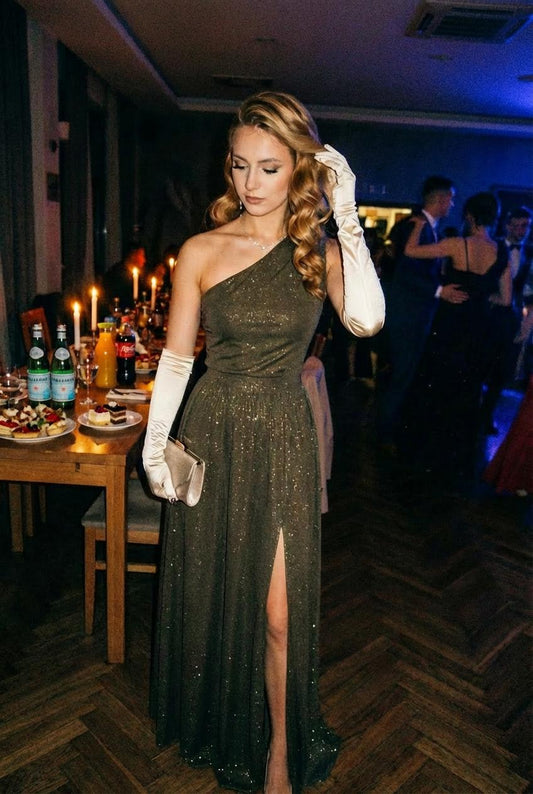 Brokatowa sukienka maxi na jedno ramię w kolorze khaki id:2279