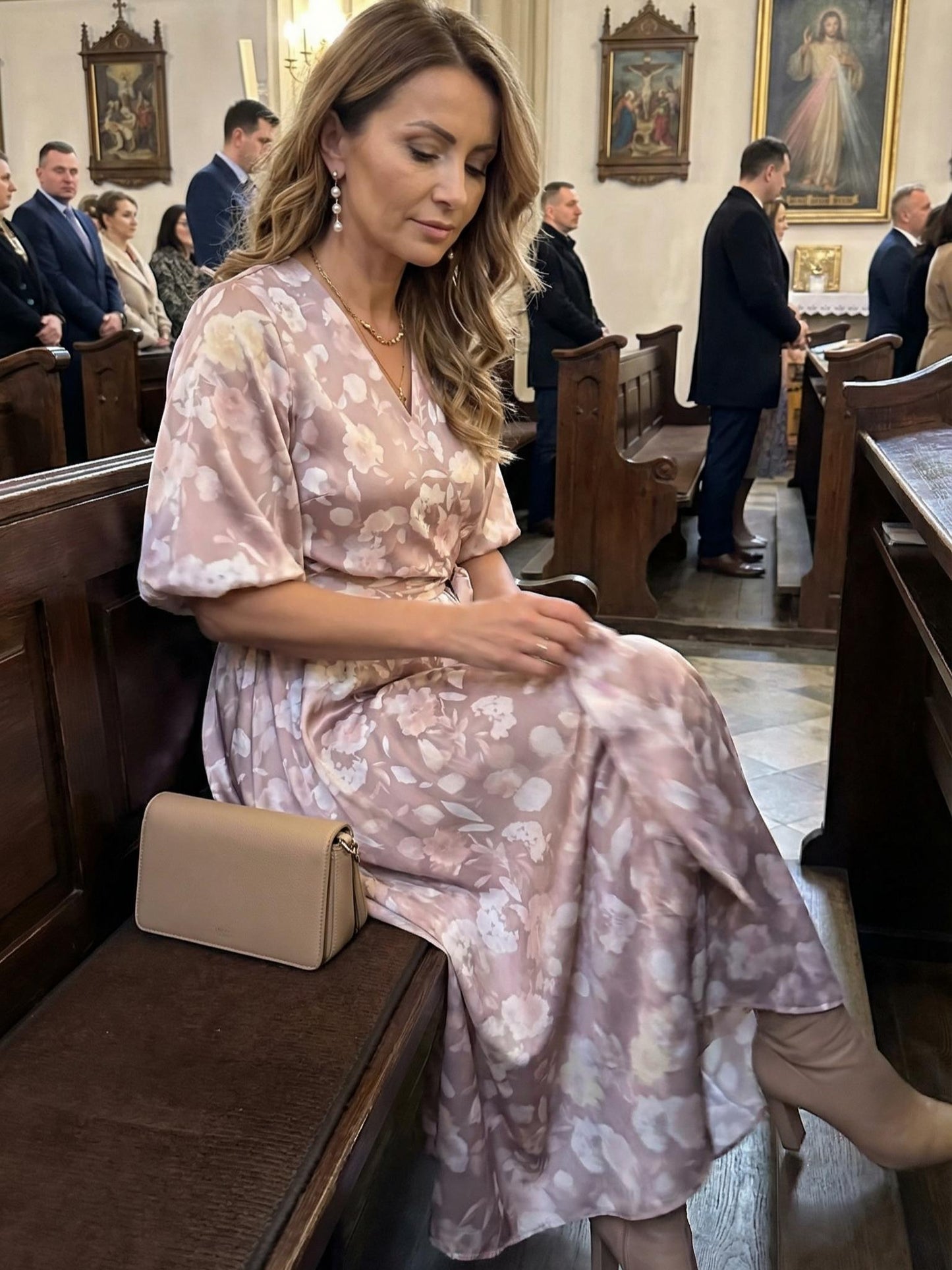 Satynowa sukienka na wesele mokka w delikatne kwiaty rozkloszowana midi id:2154A