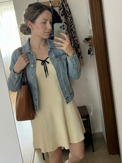 Dzianinowa Sukienka Mini z Kontrastową Lamówką w kolorze ecru id:2328