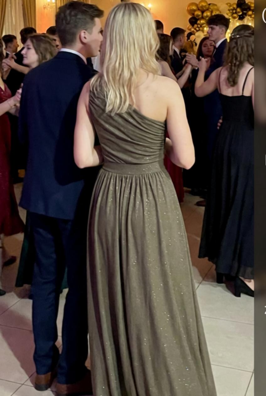 Brokatowa sukienka maxi na jedno ramię w kolorze khaki id:2279