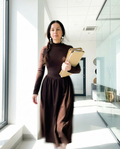 Brązowa sukienka midi z długim rękawem i wiązaniem id:2298