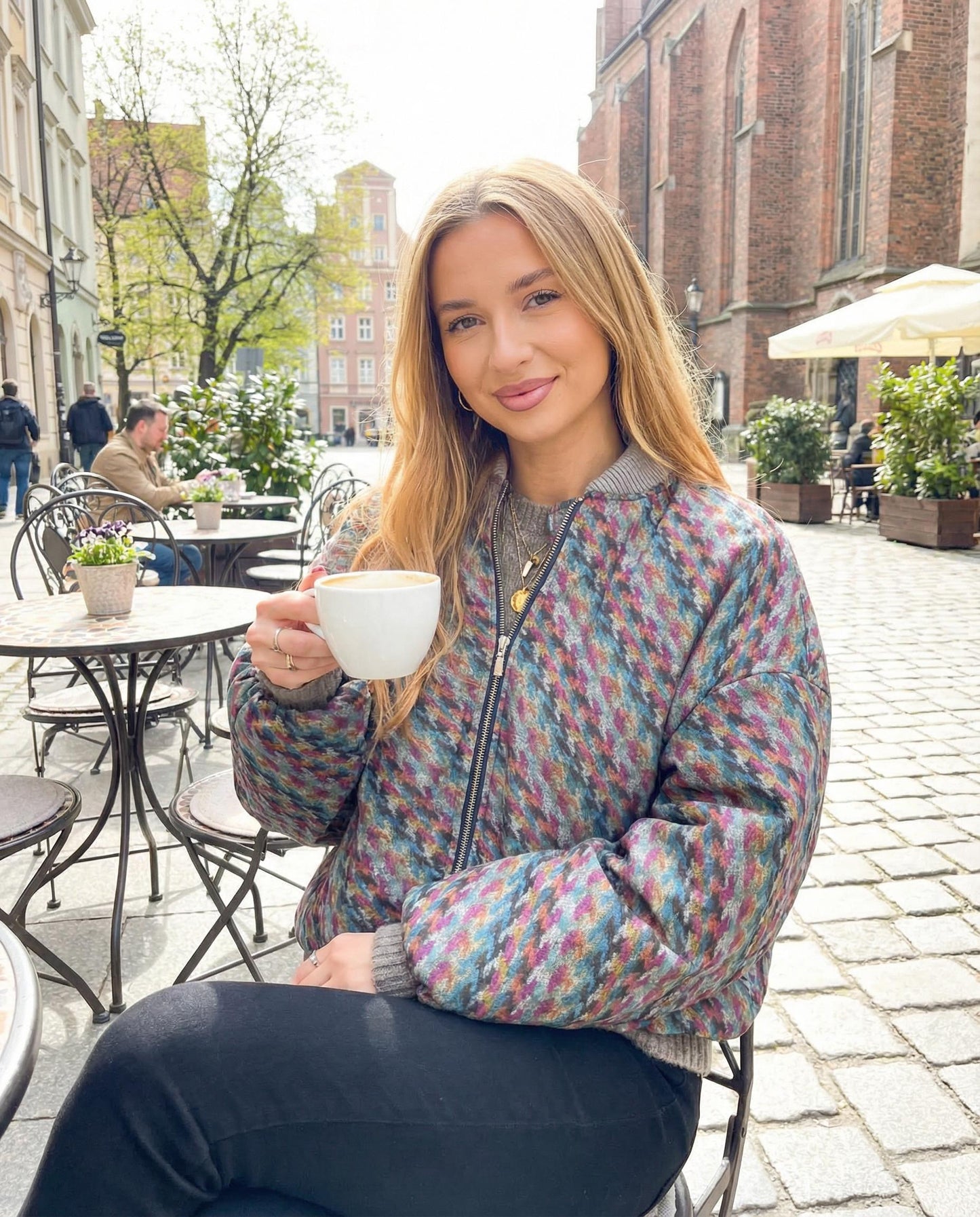 Welurowa ocieplana kurtka bomberka damska oversize  – grafitowa w kolorową pepitkę id:2269