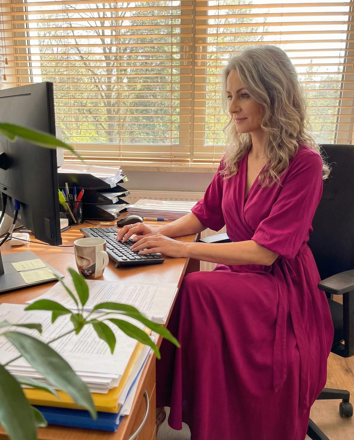 Śliwkowa rozkloszowana sukienka midi z wiskozy bufiastymi rękawami id:641B