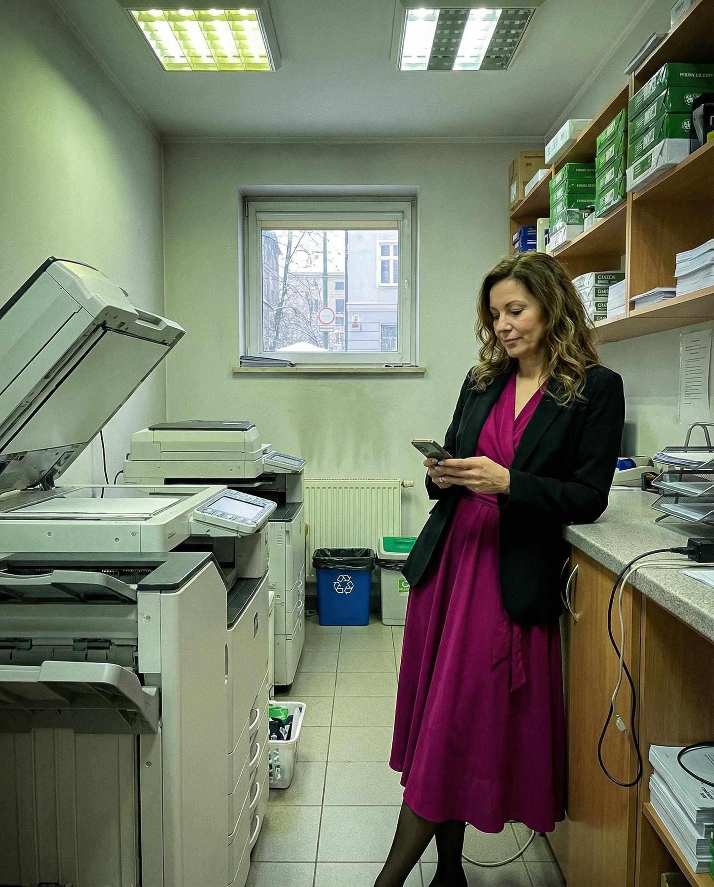 Śliwkowa rozkloszowana sukienka midi z wiskozy bufiastymi rękawami id:641B