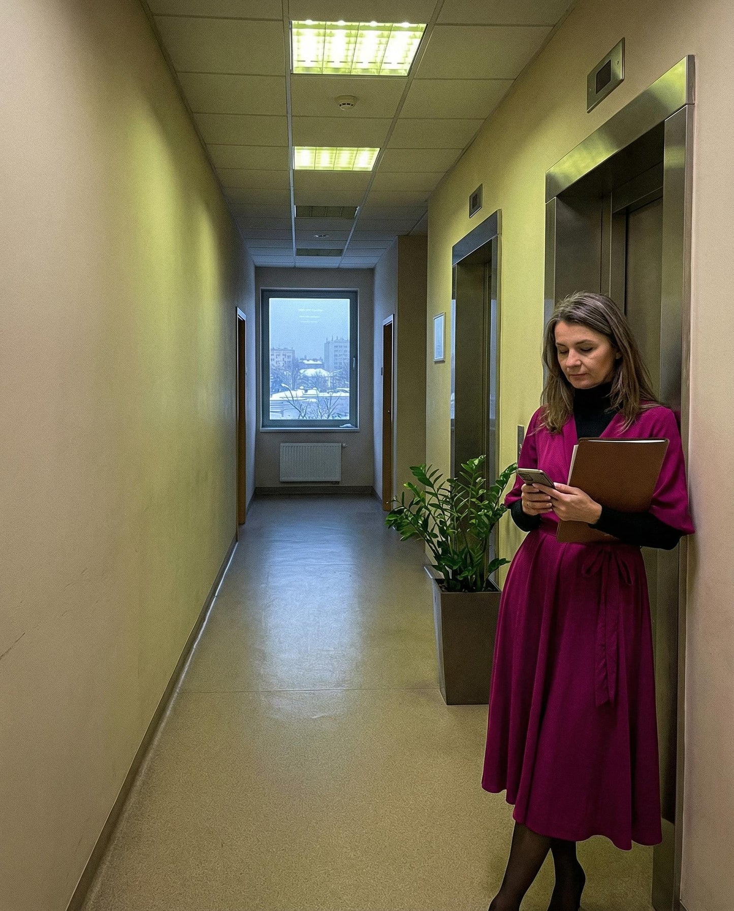 Śliwkowa rozkloszowana sukienka midi z wiskozy bufiastymi rękawami id:641B