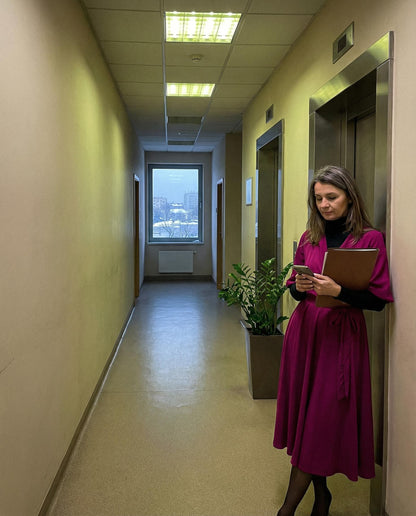 Śliwkowa rozkloszowana sukienka midi z wiskozy bufiastymi rękawami id:641B