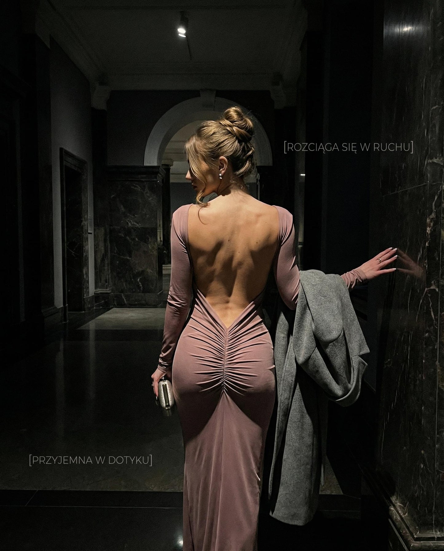 Cielisto beżowa sukienka maxi z odkrytymi plecami i marszczeniem id:941