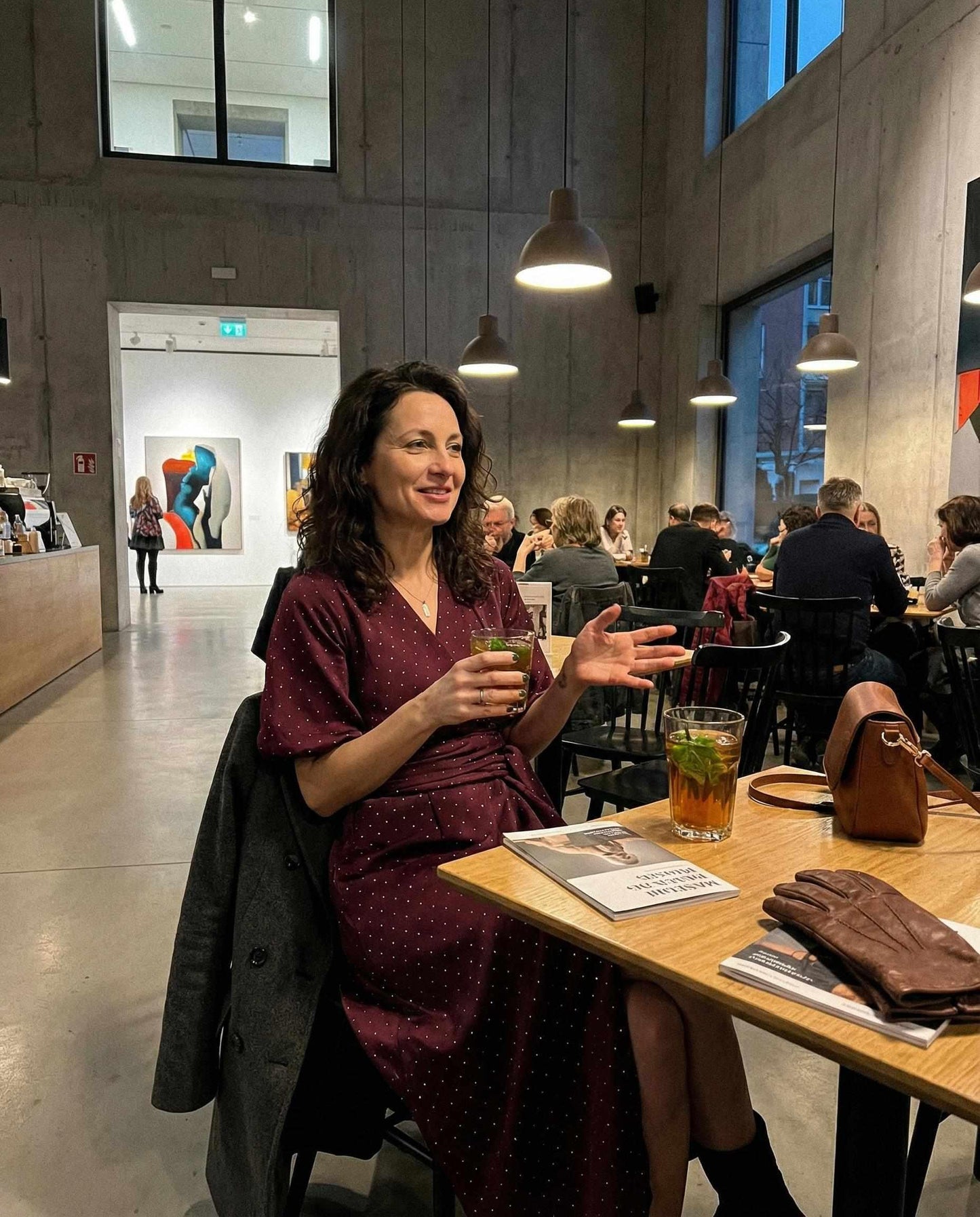 Bordowa rozkloszowana sukienka midi z kryształkami szerokim pasem i bufkami id:2272