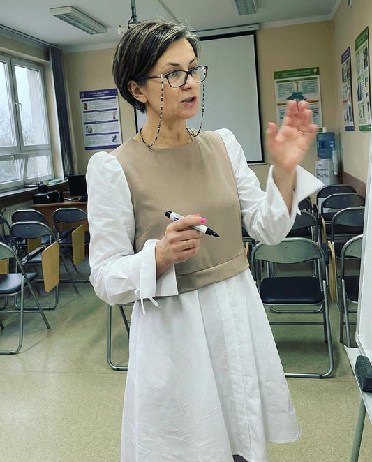 Biało beżowa sukienka z kontrastowymi koszulowymi rękawami id:2303A