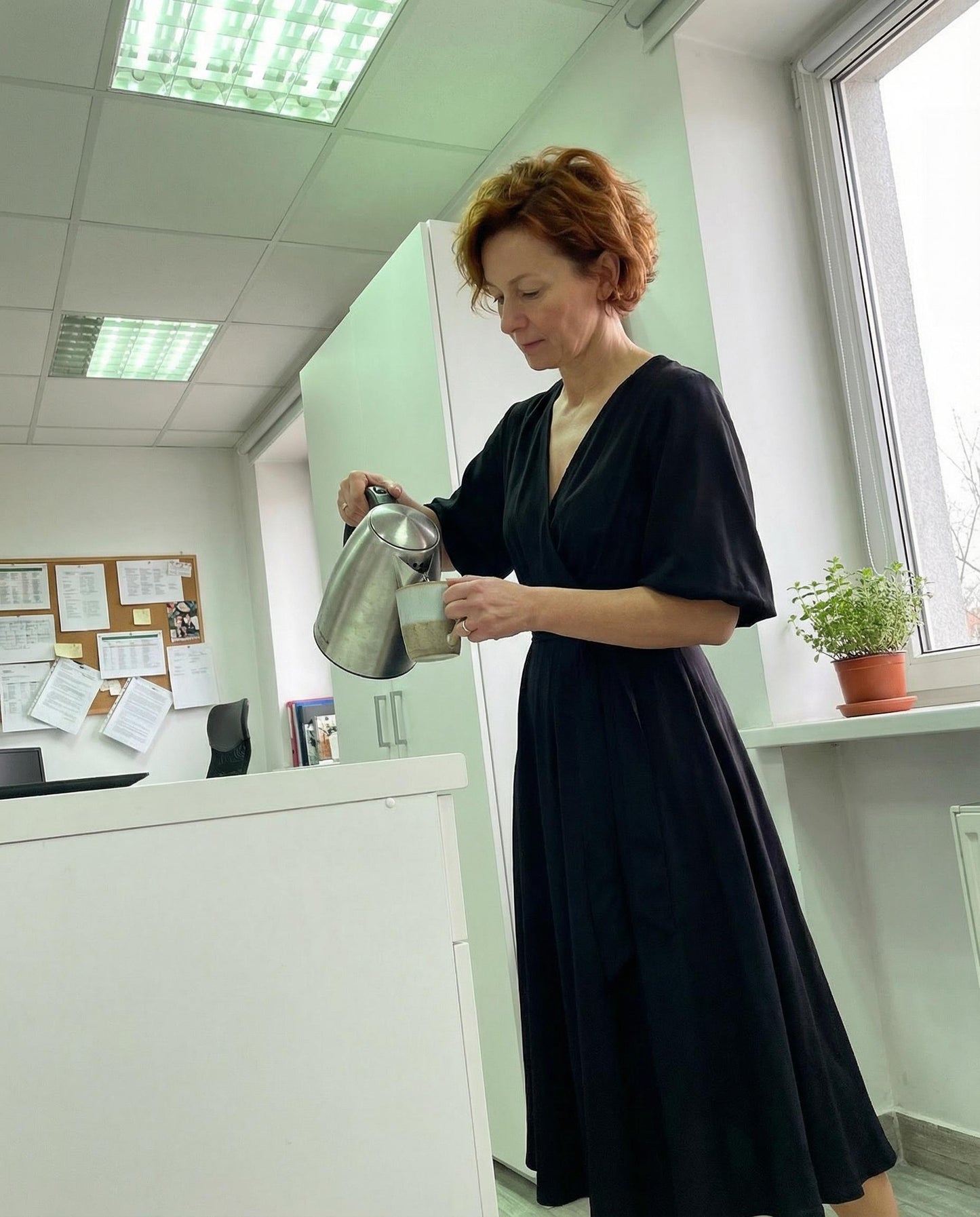 Czarna sukienka elegancka rozkloszowana z wiskozy z bufiastymi rękawami id:962A