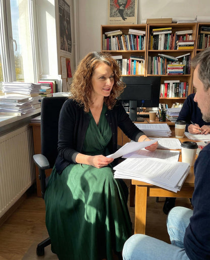 Butelkowo zielona sukienka rozkloszowana midi z wiskozy z bufiastymi rękawami id:938A