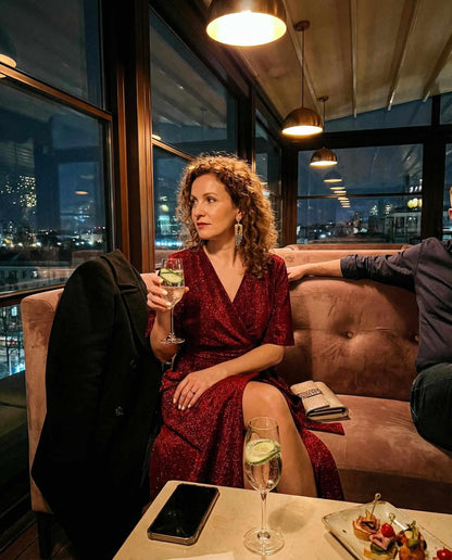 Czarna sukienka midi z błyszczącą czerwoną nitką z szerokim pasem id:2311