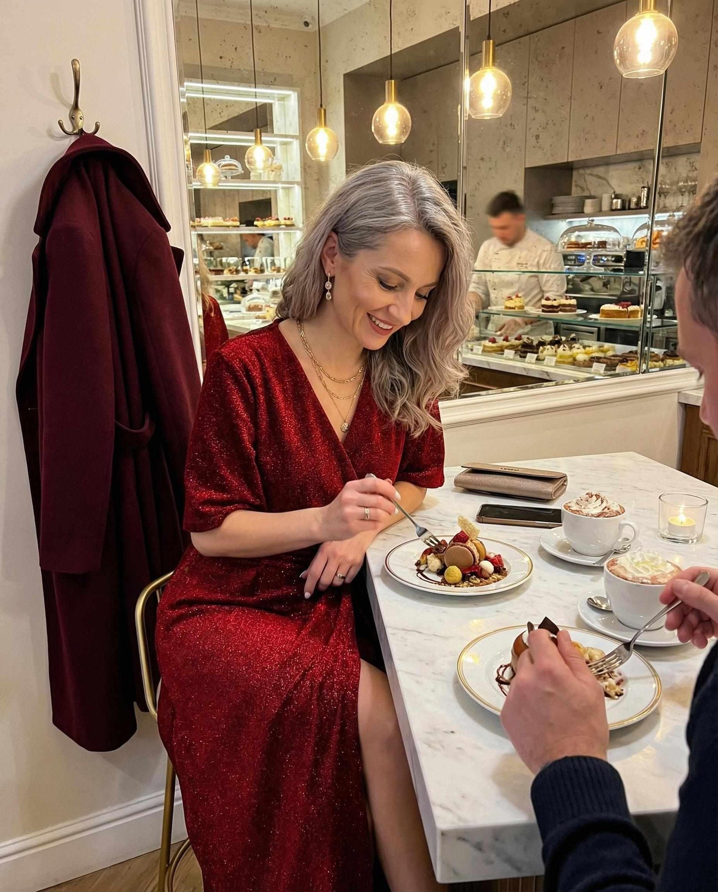 Czarna sukienka midi z błyszczącą czerwoną nitką z szerokim pasem id:2311