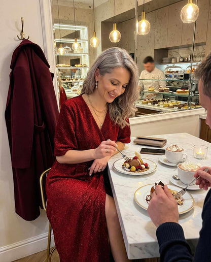 Czarna sukienka midi z błyszczącą czerwoną nitką z szerokim pasem id:2311