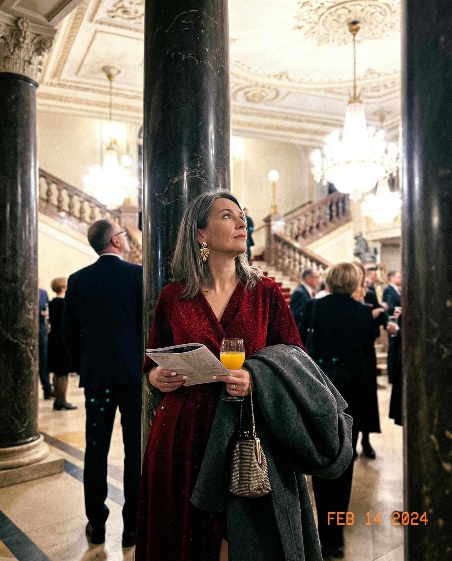 Czarna sukienka midi z błyszczącą czerwoną nitką z szerokim pasem id:2311