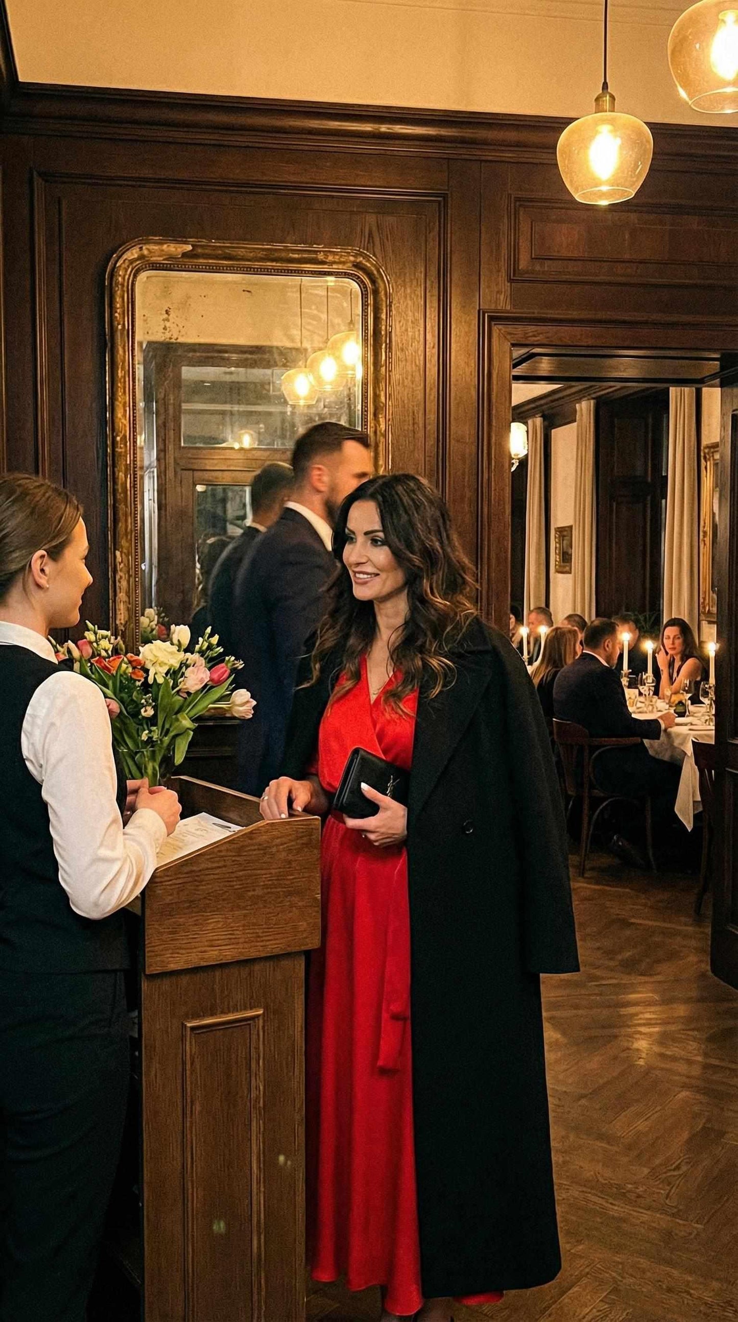 Czerwona sukienka satynowa na wesele z bufiastymi rękawami rozkloszowana id:2165