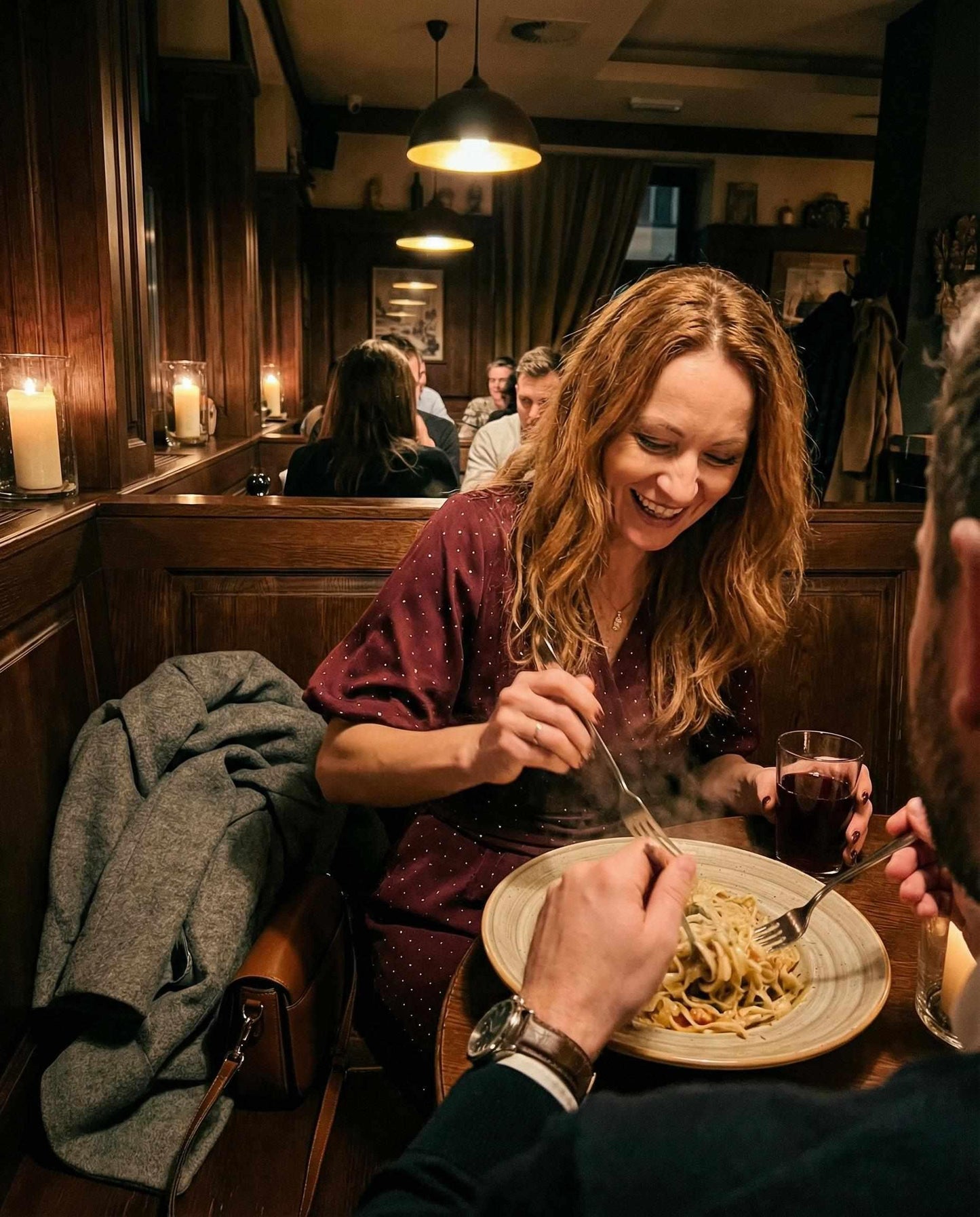 Bordowa rozkloszowana sukienka midi z kryształkami szerokim pasem i bufkami id:2272