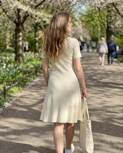 Dzianinowa Sukienka Mini z Kontrastową Lamówką w kolorze ecru id:2328