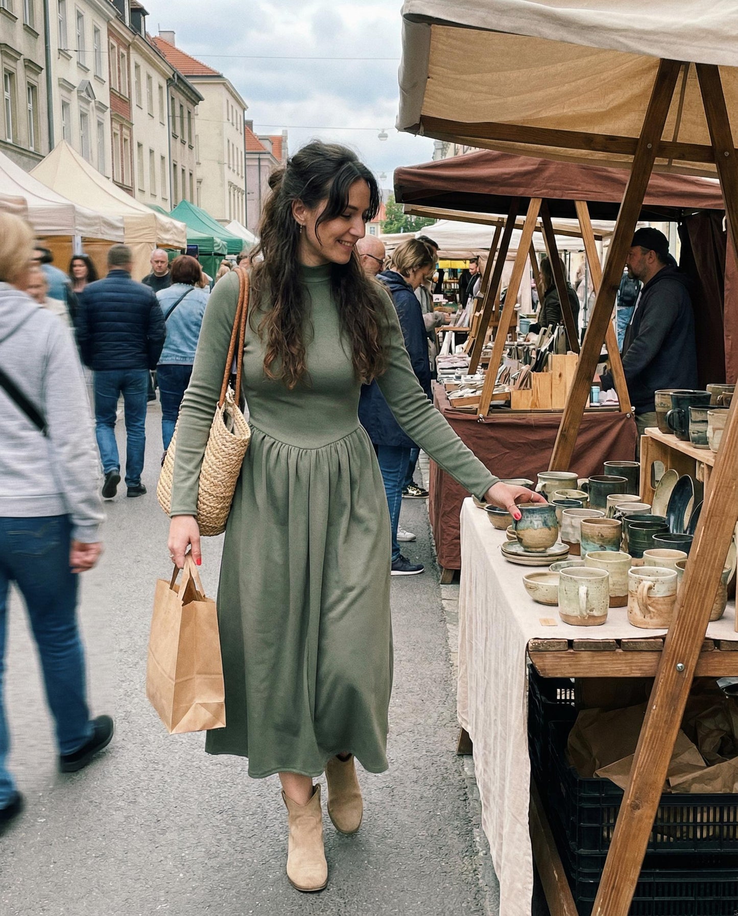 Oliwkowa sukienka midi z długim rękawem i wiązaniem id:2301