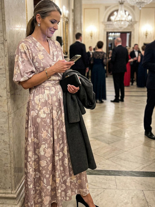 Satynowa sukienka na wesele mokka w delikatne kwiaty rozkloszowana midi id:2154A