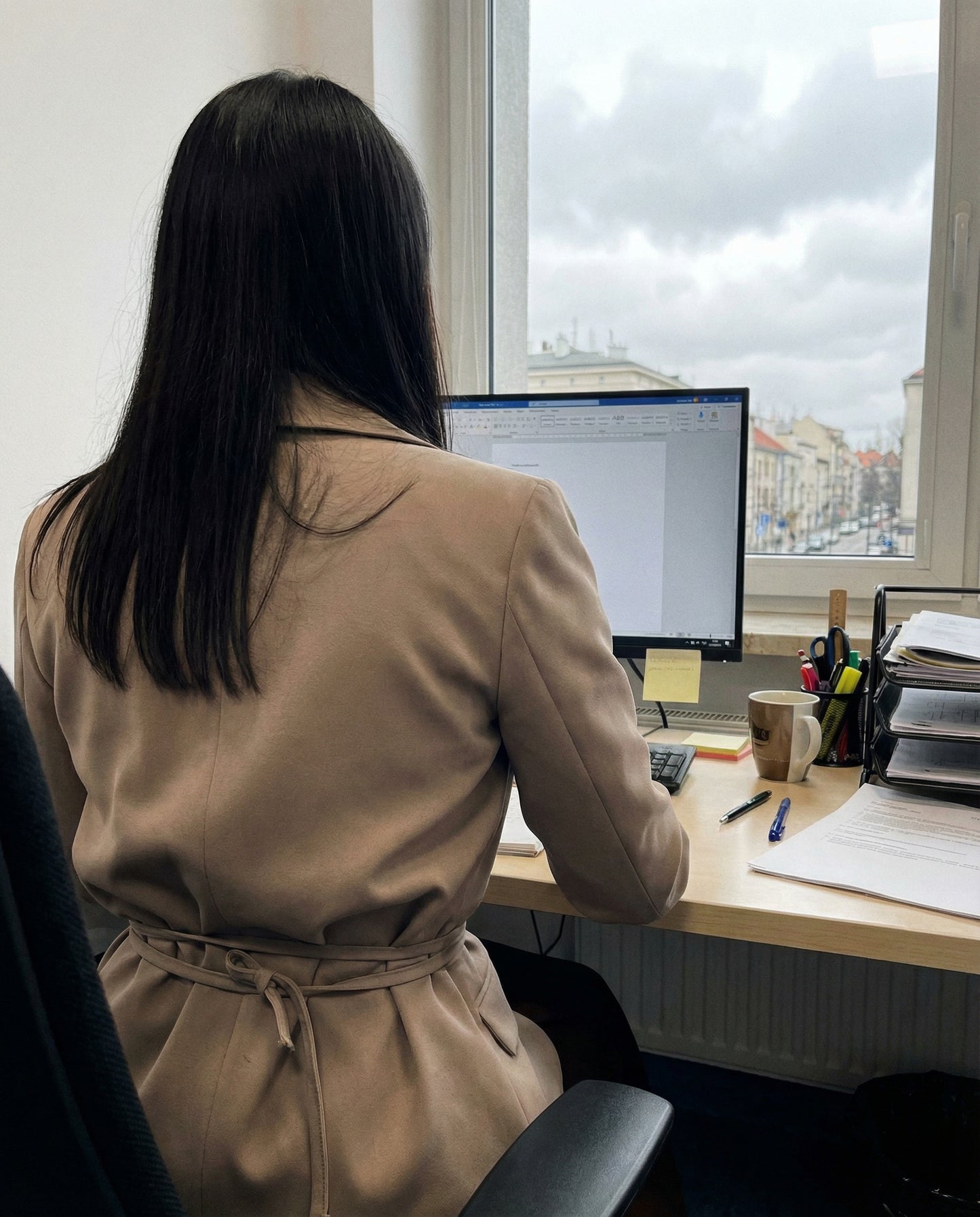 Beżowa marynarka z paskiem i wiśniową podszewką id:2299A