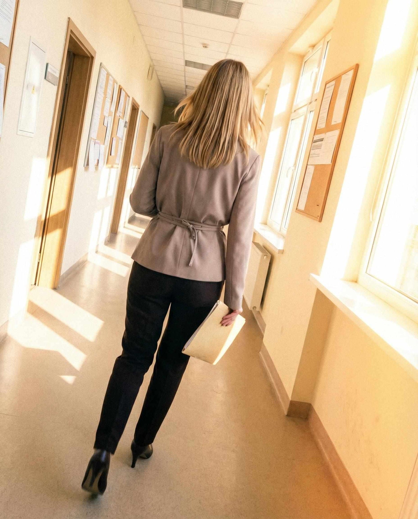 Beżowa marynarka z paskiem i wiśniową podszewką id:2299A