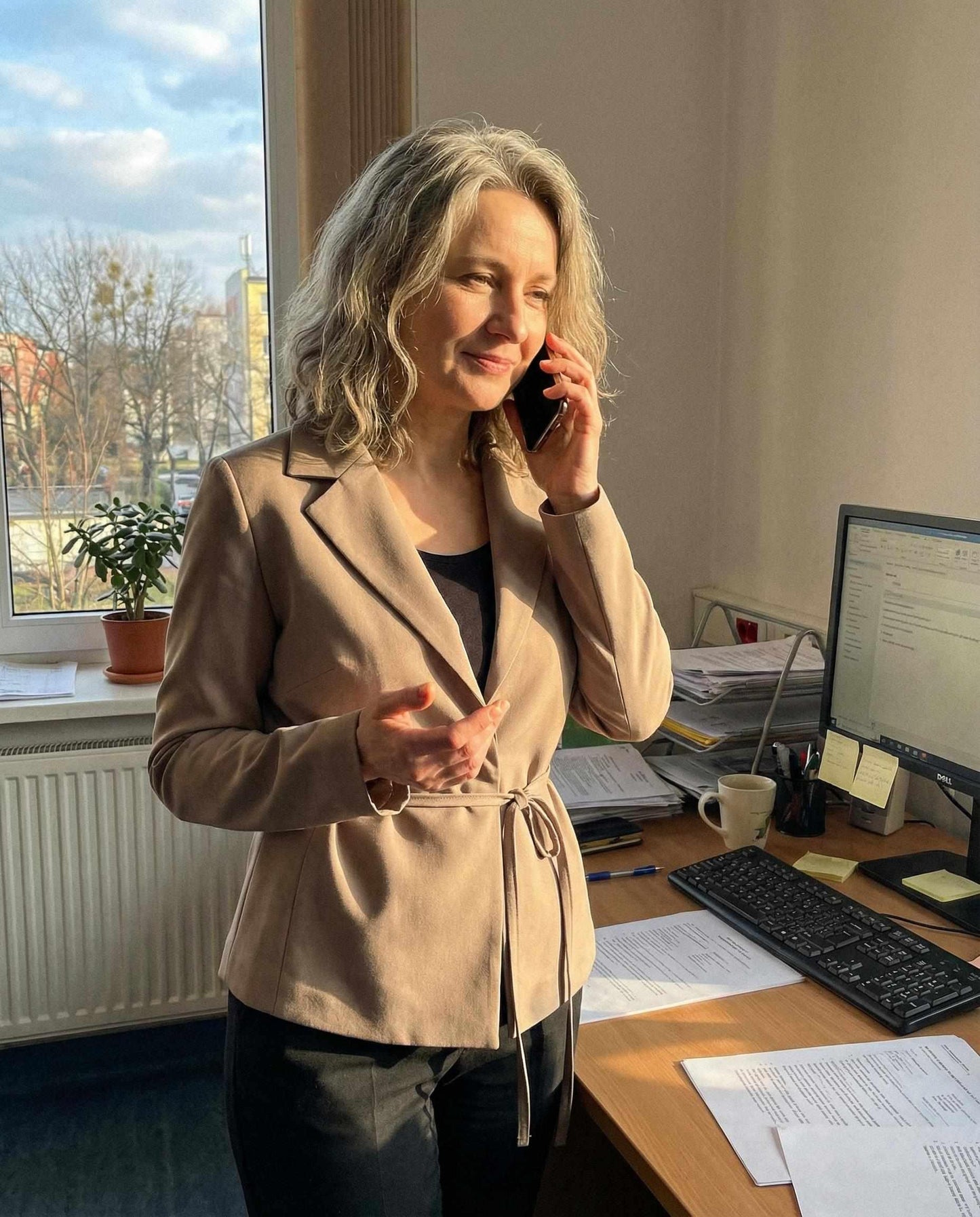 Beżowa marynarka z paskiem i wiśniową podszewką id:2299A