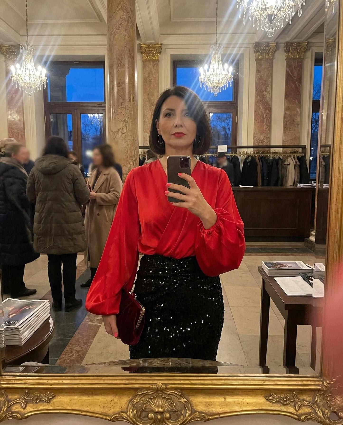 Elegancka sukienka z czerwoną satyną i cekinowym dołem id:2302A