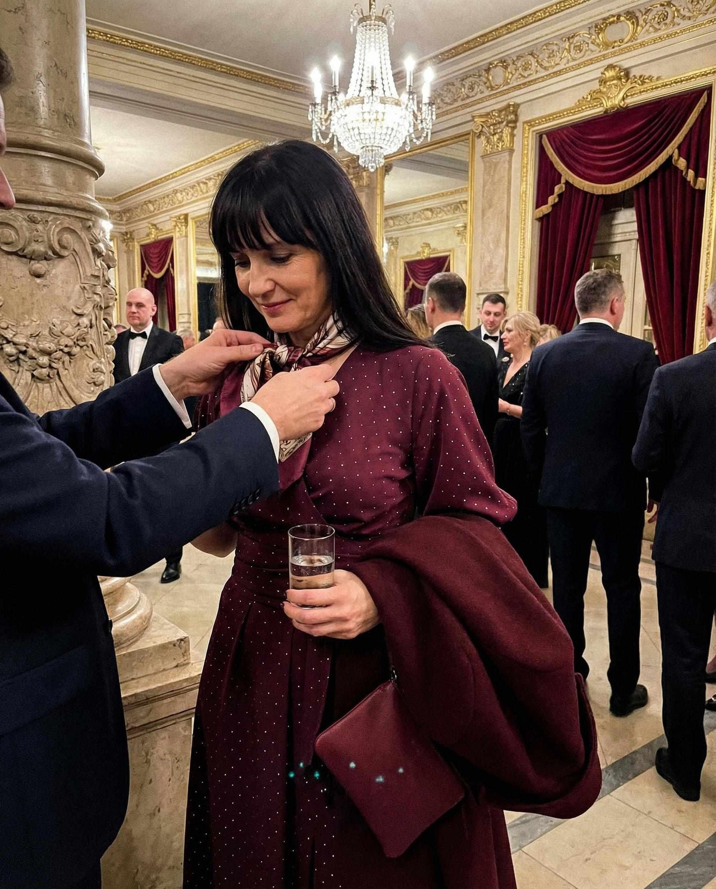 Bordowa rozkloszowana sukienka midi z kryształkami szerokim pasem i bufkami id:2272